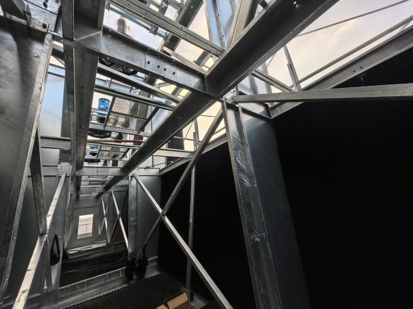 冷卻塔結(jié)垢以后如何處理：從化學(xué)清洗到物理除垢的全維度解決方案與預(yù)防策略