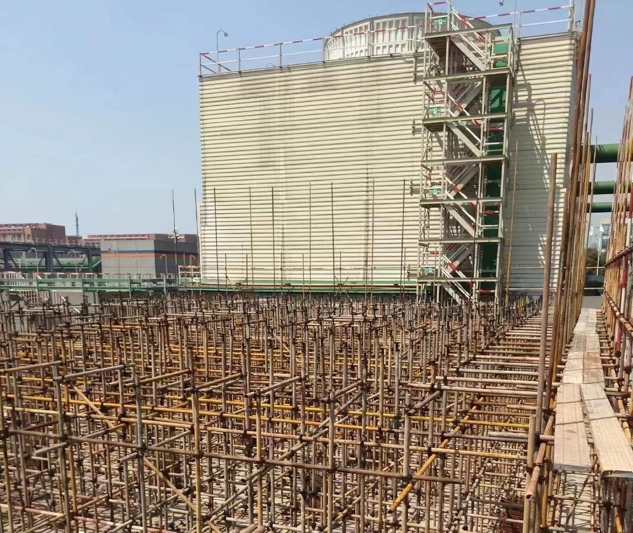 <strong>冷卻塔填料風化導致的效率崩塌：深度揭秘老化機理、系統危害與全周期預防</strong>