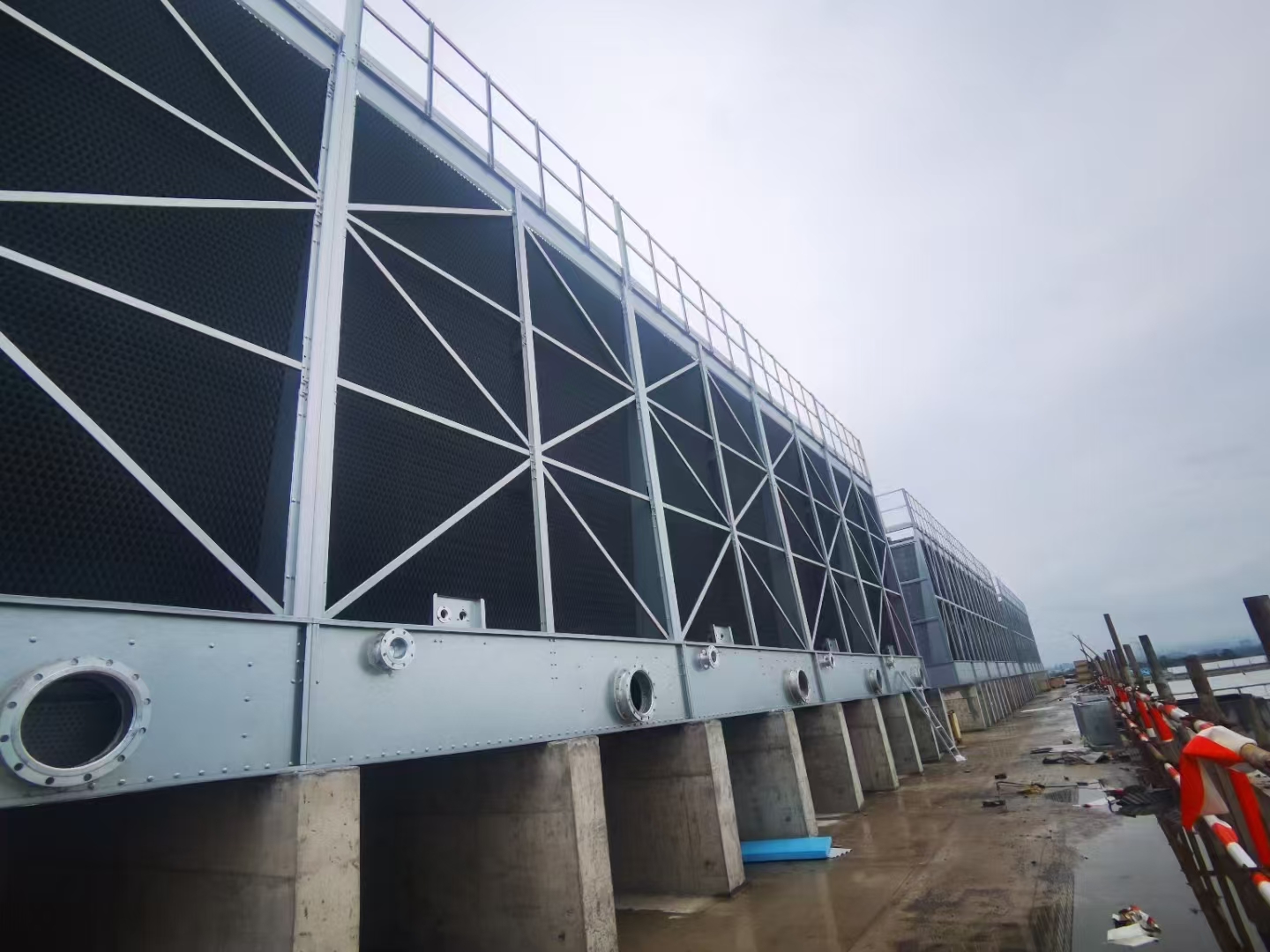 <strong>現場組裝冷卻塔填料施工技術全解析：從傳統工藝到智能模塊化安裝的全流程</strong>