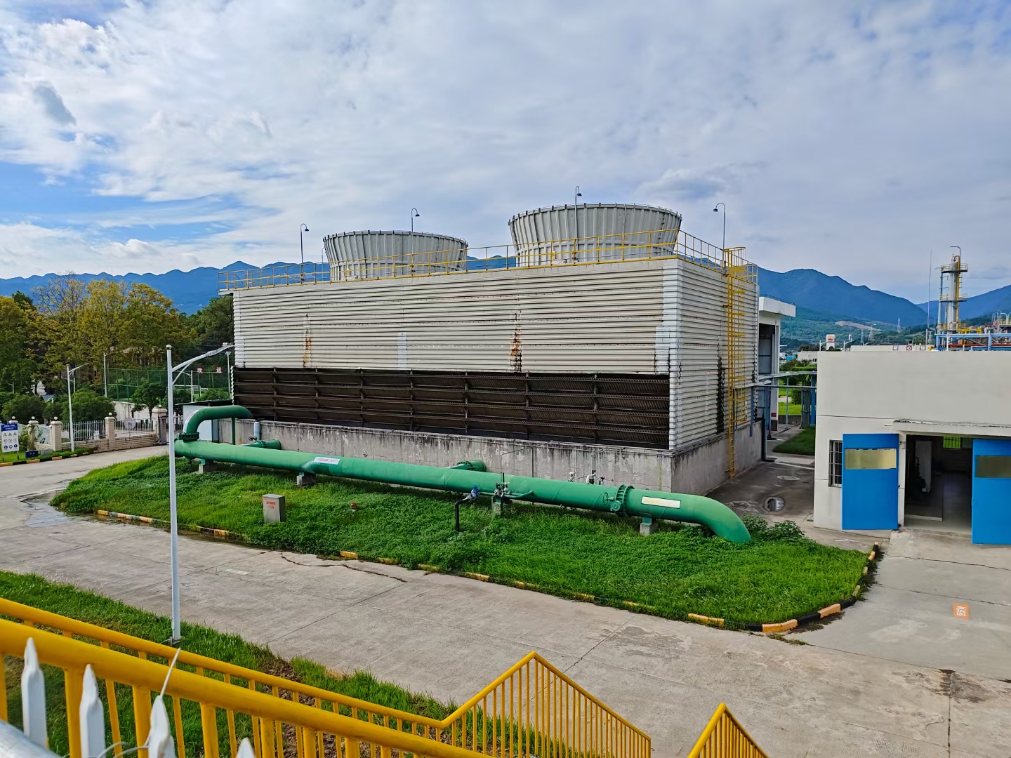 <strong>冷卻塔收水器漂水深度解析與系統治理指南：從氣動原理到結構缺陷的全方</strong>