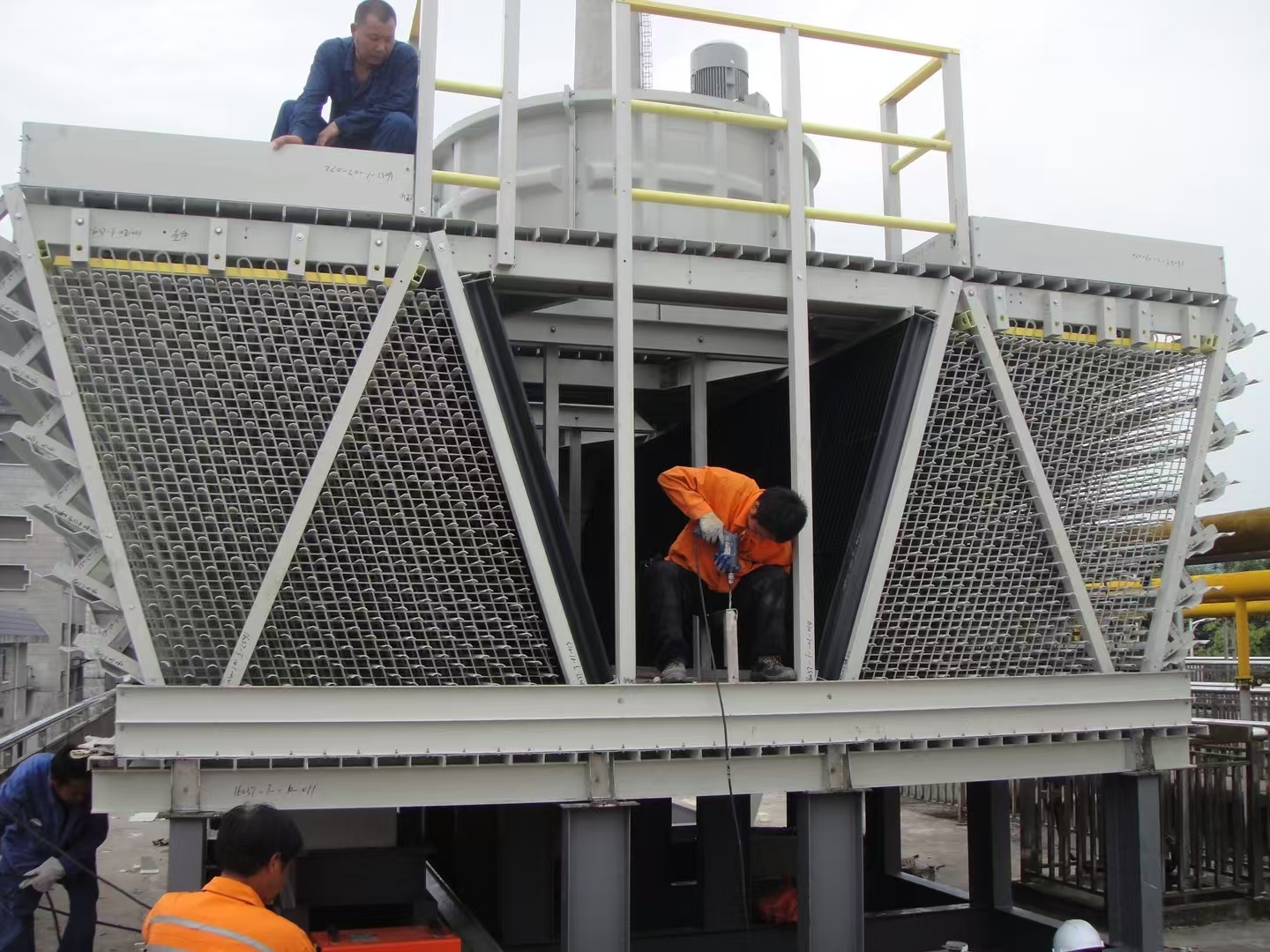 冷卻塔進(jìn)風(fēng)口漂水怎么辦找誰維修:從氣流動(dòng)力學(xué)診斷到專業(yè)治理的全流程指南