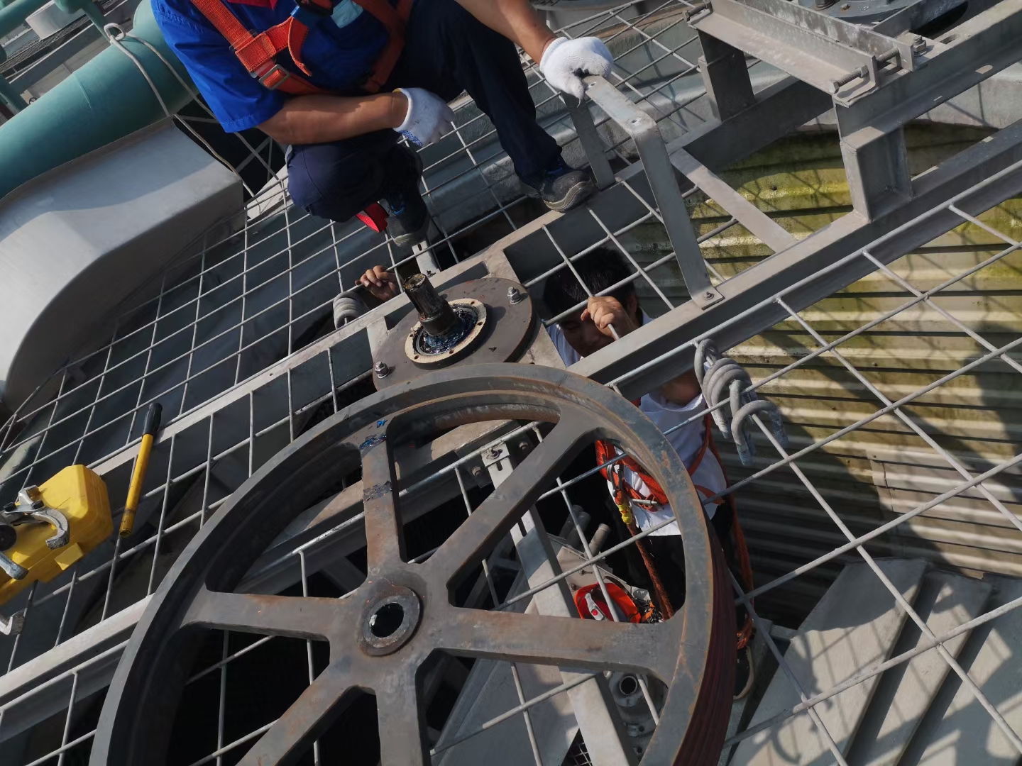 <strong>城市聲學(xué)環(huán)境治理與工業(yè)靜謐空間重構(gòu)：深度解析靜音冷卻塔維修更換的聲</strong>