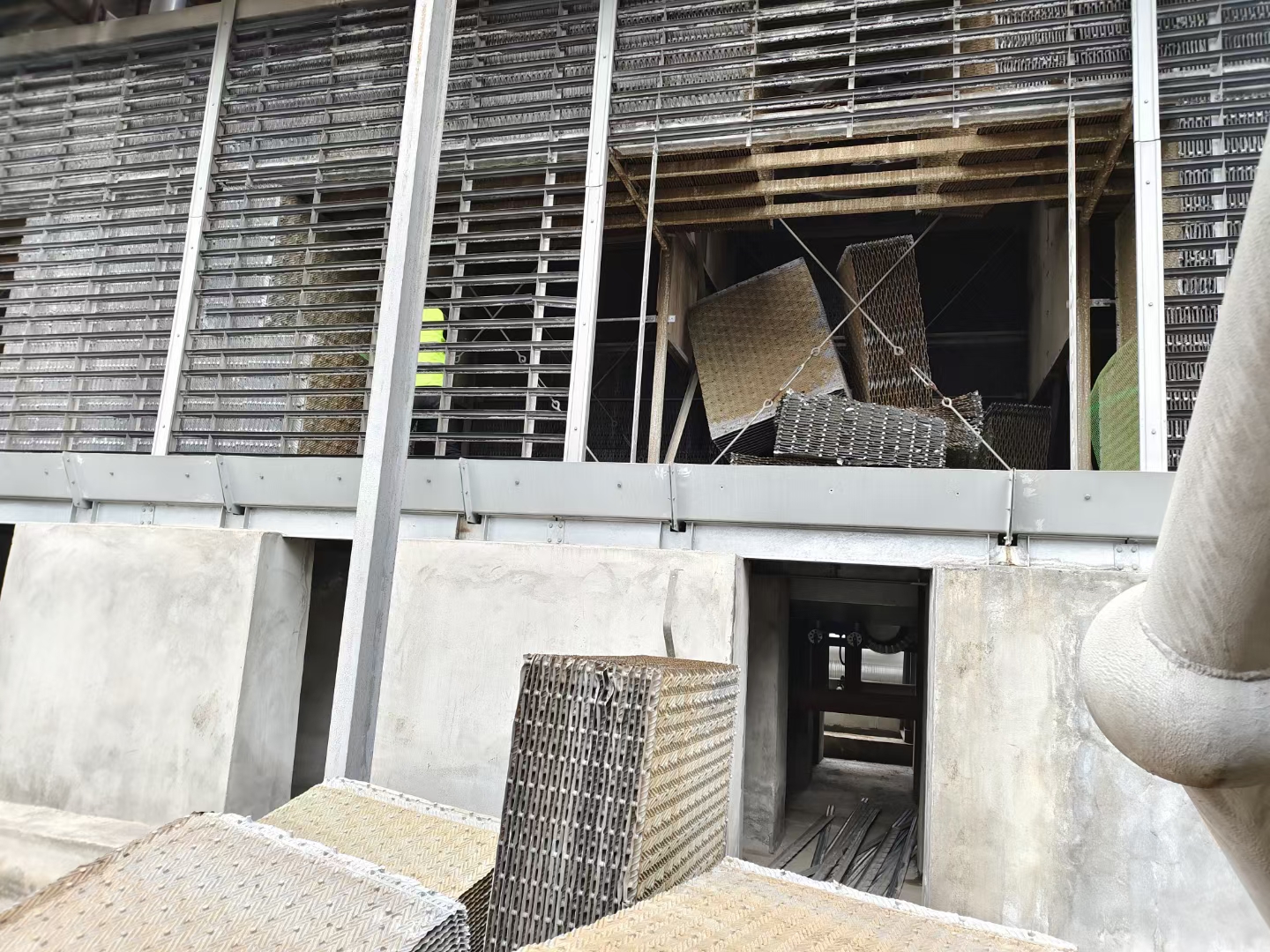 <strong>工業(yè)冷卻系統(tǒng)“心臟匹配”決策指南：深度解析冷卻塔是怎么選型的熱力學(xué)</strong>