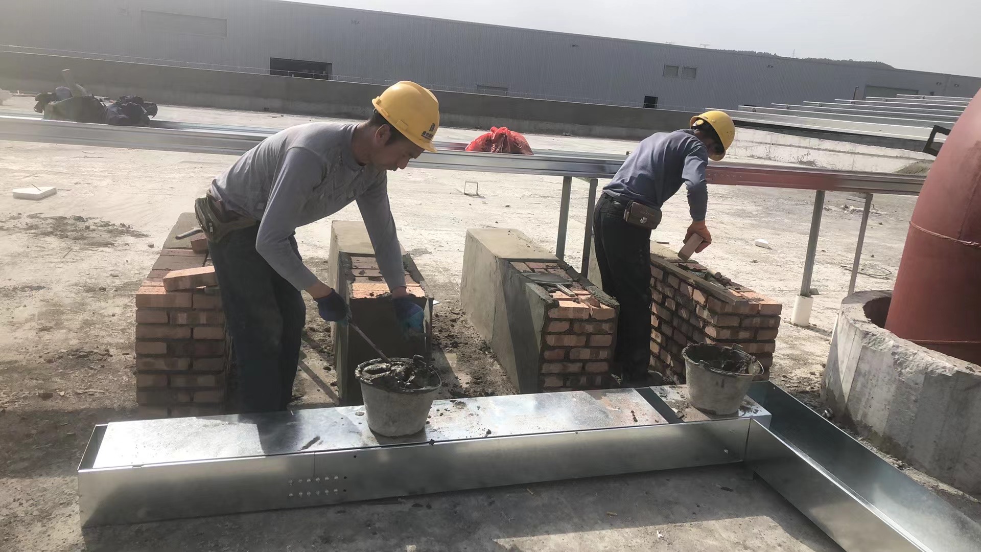 <strong>告別“補洞式”臨時維修，揭秘冷卻塔填料穿孔背后的材料失效機理與全生</strong>